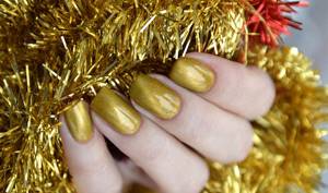 But here is a good manicure option for those who prefer gold.