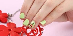 accents in manicure, taking into account the color scheme of jewelry