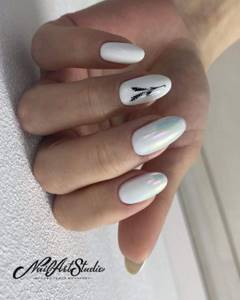 White pearl manicure extensions on tips