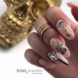 Incomparable manicure with foil 2022-2023: the main trends of this season