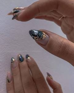 Incomparable manicure with foil 2022-2023: the main trends of this season