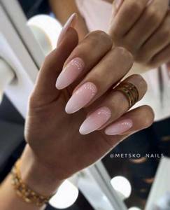 Beige and white gradient on nails