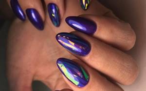 “Broken glass” in combination with magnetic gel polish “cat’s eye”