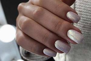 Shiny manicure for tanned hands