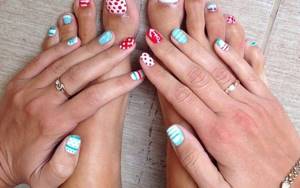 Catchy “sea” themed manicure and pedicure for a trip to the sea