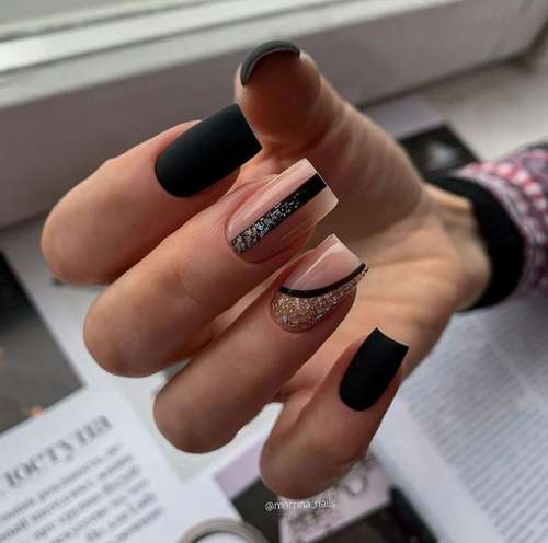 Black and gold manicure