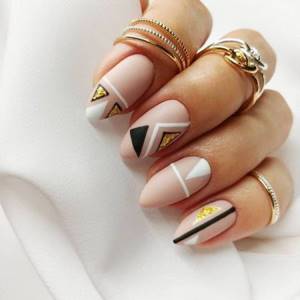 Nail design with geometric pattern