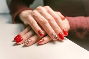 Shellac nail design in red tones