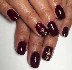 Nail design with rhinestones (photo)