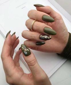 Design with foil on one nail
