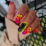 Длинные яркие ногти с леопардом