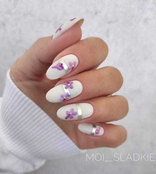 Фиолетовые цветочки на ногтях