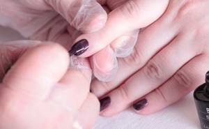 Apply gel polish of the main color in two layers