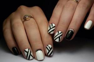 Geometric patterns - Black and white manicure