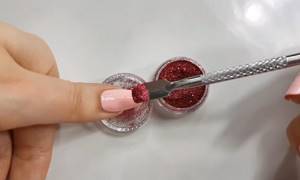 Instructions on how to apply glitter on nails