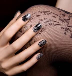 How to apply lace stickers on nails?
