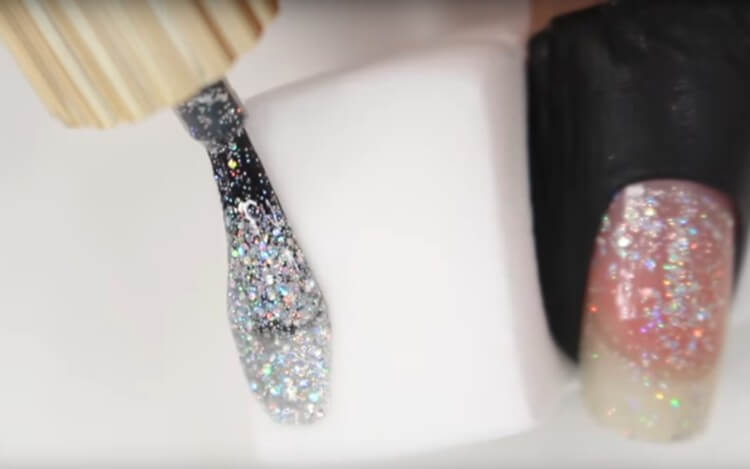 How to apply glitter with a sponge