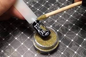 How to apply dry glitter to gel polish can be seen in the photo