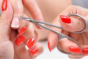 How to hold nail scissors correctly