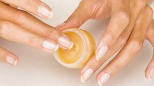 How to strengthen peeling nails with wax