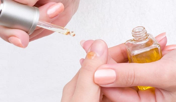 How to strengthen peeling nails_rubbing in oil