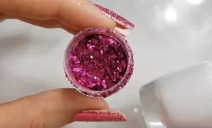 What does medium grind nail glitter look like?