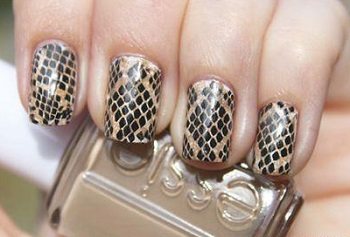 Classic version of snake manicure