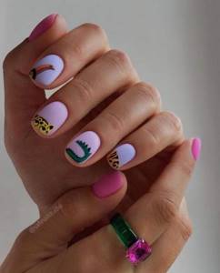 Короткие фиолетовые ногти с дизайном