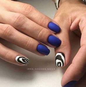 Beautiful color combinations in dark manicure