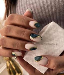 Beautiful manicure with streaks photo design