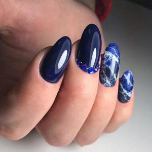 Red and blue manicure with marble pattern