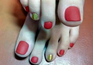 red gold matte pedicure