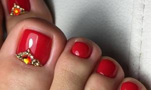 red toenails with rhinestones
