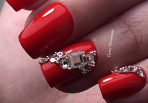 red nails with square rhinestone