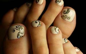 The best way to maintain a pedicure with Shellac gel polish is to contact a professional master.