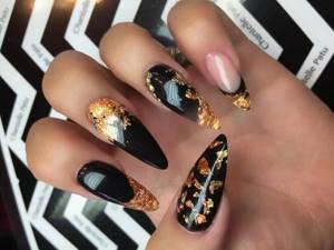 manicure-black-with-gold
