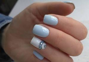 Маникюр голубой с белым - красивые идеи на короткие и длинные ногти