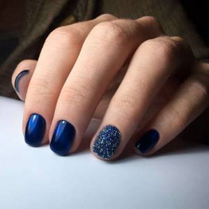 Manicure for a blue dress