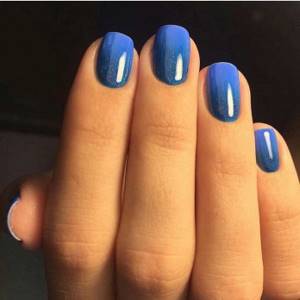 Manicure for a blue dress