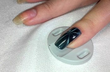 Manicure with magnetic polish