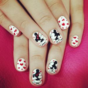 mickey mouse manicure on nails