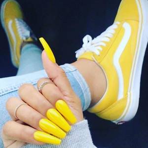 manicure-under-yellow-sneakers