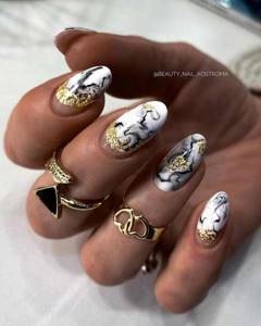 Manicure with black and gold marble