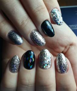 Manicure with large sparkles in the form of diamonds