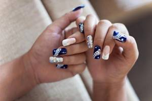 Manicure with a pattern