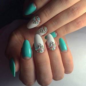 Manicure in turquoise color