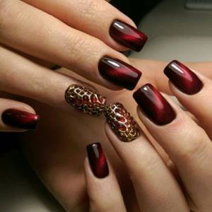 Manicure in burgundy color