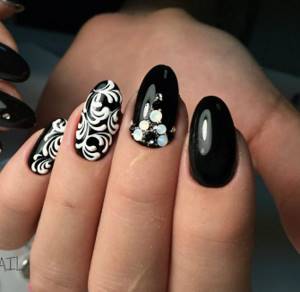 Manicure in black and white