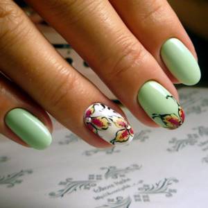 Manicure in mint color