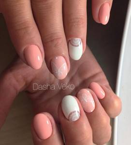 Manicure in peach color